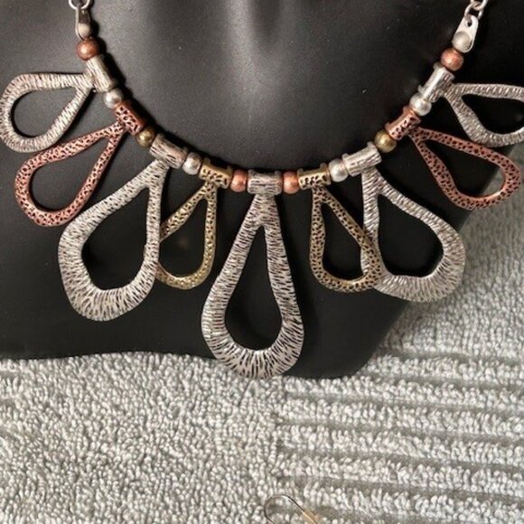 Animal Print necklace with matching pierced/dangling earrings - Picture 3 of 5